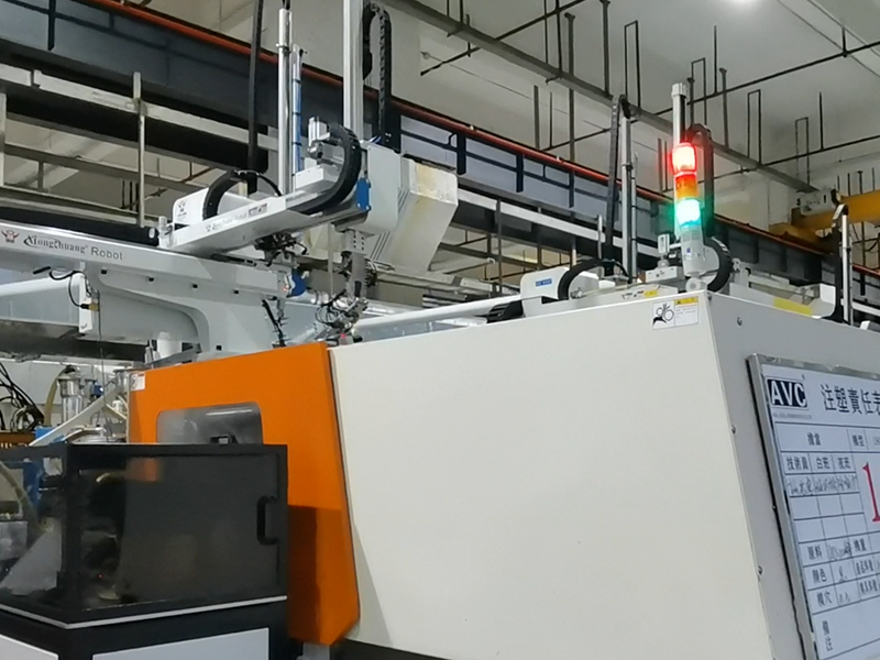 雄创机械手铜套埋取自动化